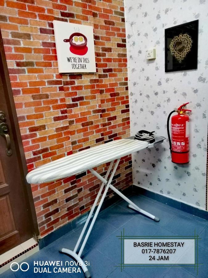 Basrie Villa "Mslim Only" - Mini Cinema , Private Pool , Wi-Fi , Netflix Muar Extérieur photo